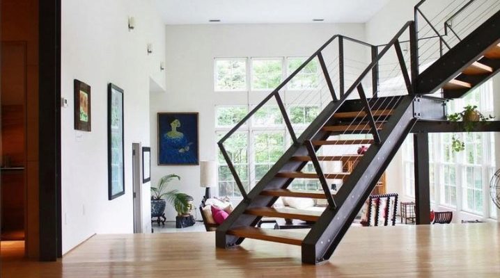  Características de escadas de metal modernas para a casa: fabricação e acabamento