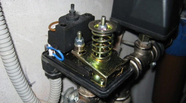  Wie verstelle ich den Druckschalter der Pumpstation?