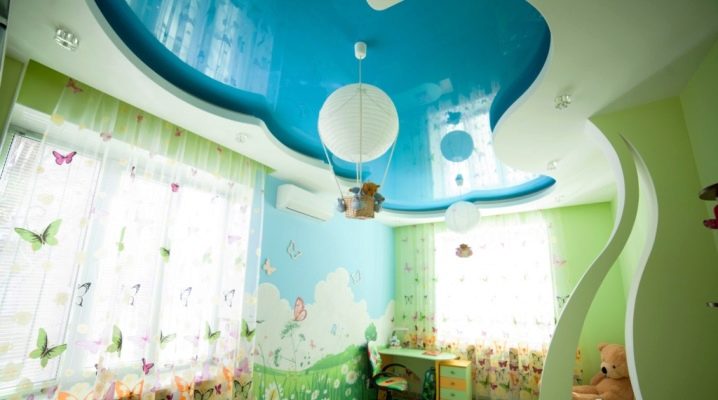  Op twee niveaus geschorst plafond in het interieur van de kinderkamer