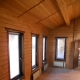 Hoe kan je het houten huis van de dakspaan van binnen insluiten?