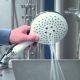  Cum să dezasamblați corespunzător recipientul de apă din duș cu un întrerupător?