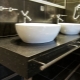  La scelta di un controsoffitto nel bagno di pietra artificiale con un lavandino