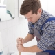  Hur och med vad hjälper till att rengöra täppan i diskbänken?