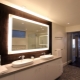  كيف تختار المرآة مع الضوء في الحمام؟