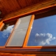  Los detalles de la instalación de ventanas en una casa de madera.