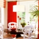  Red curtains - a bright accent in the interior