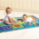  Choosing a children's rug with toys