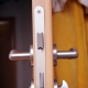 Comment taper sur la serrure d'une porte en bois?