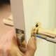  Come smontare le porte interne della maniglia della porta?