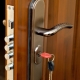  Fechadura de encaixe para a porta: características de escolha e instalação