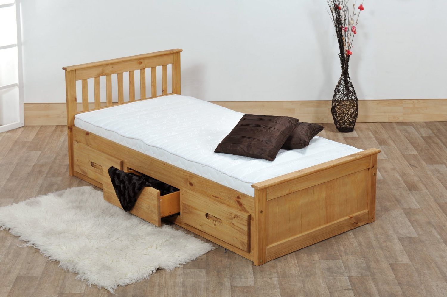Деревянная односпальная кровать с ящиками
