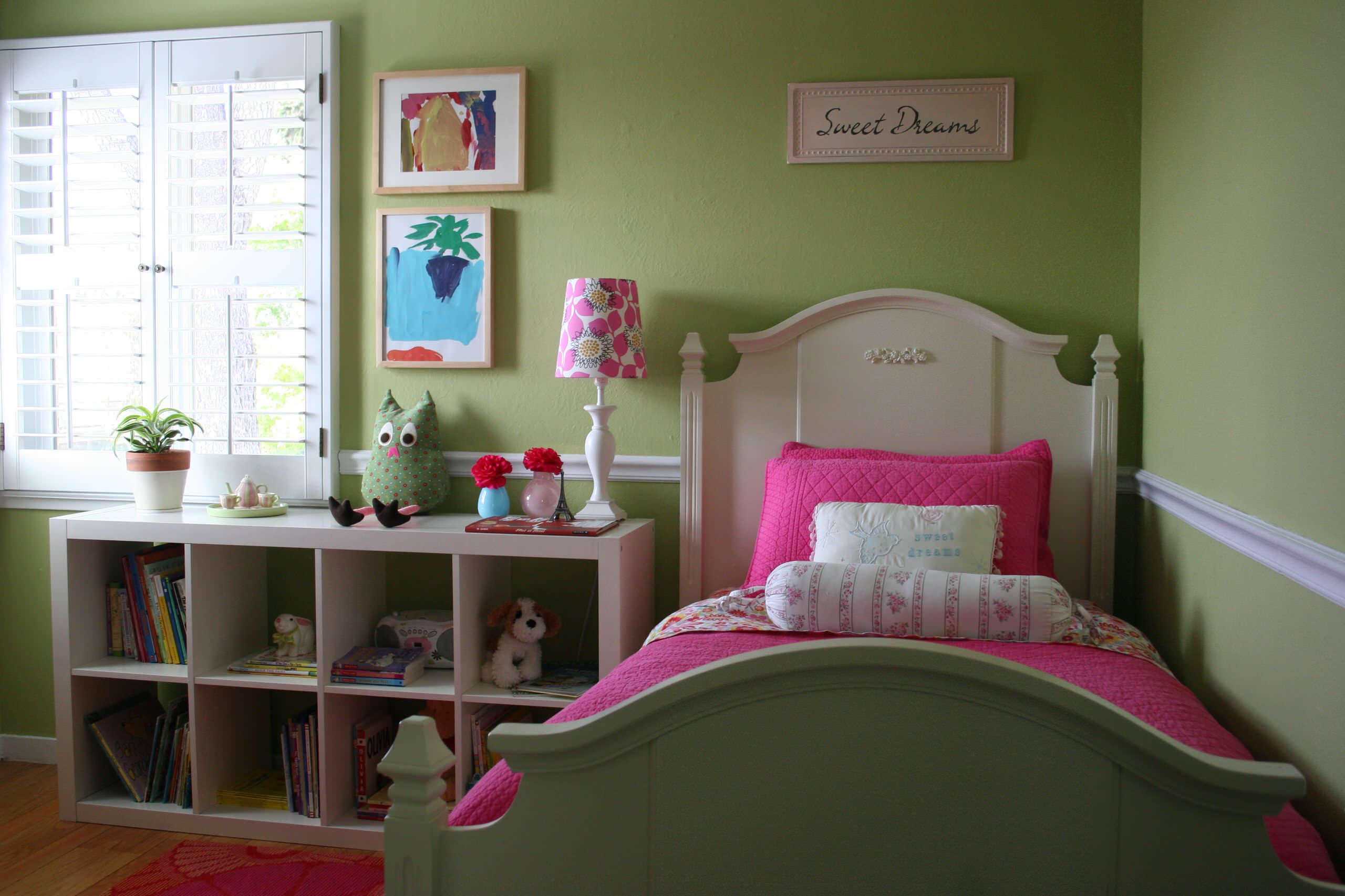 Розово зеленый мальчик. Комната в розово зеленых тонах. Сочетание розового и зеленого в интерьере. Зелёная комната для девочки. Комната для девочки в зелено-розовых тонах.