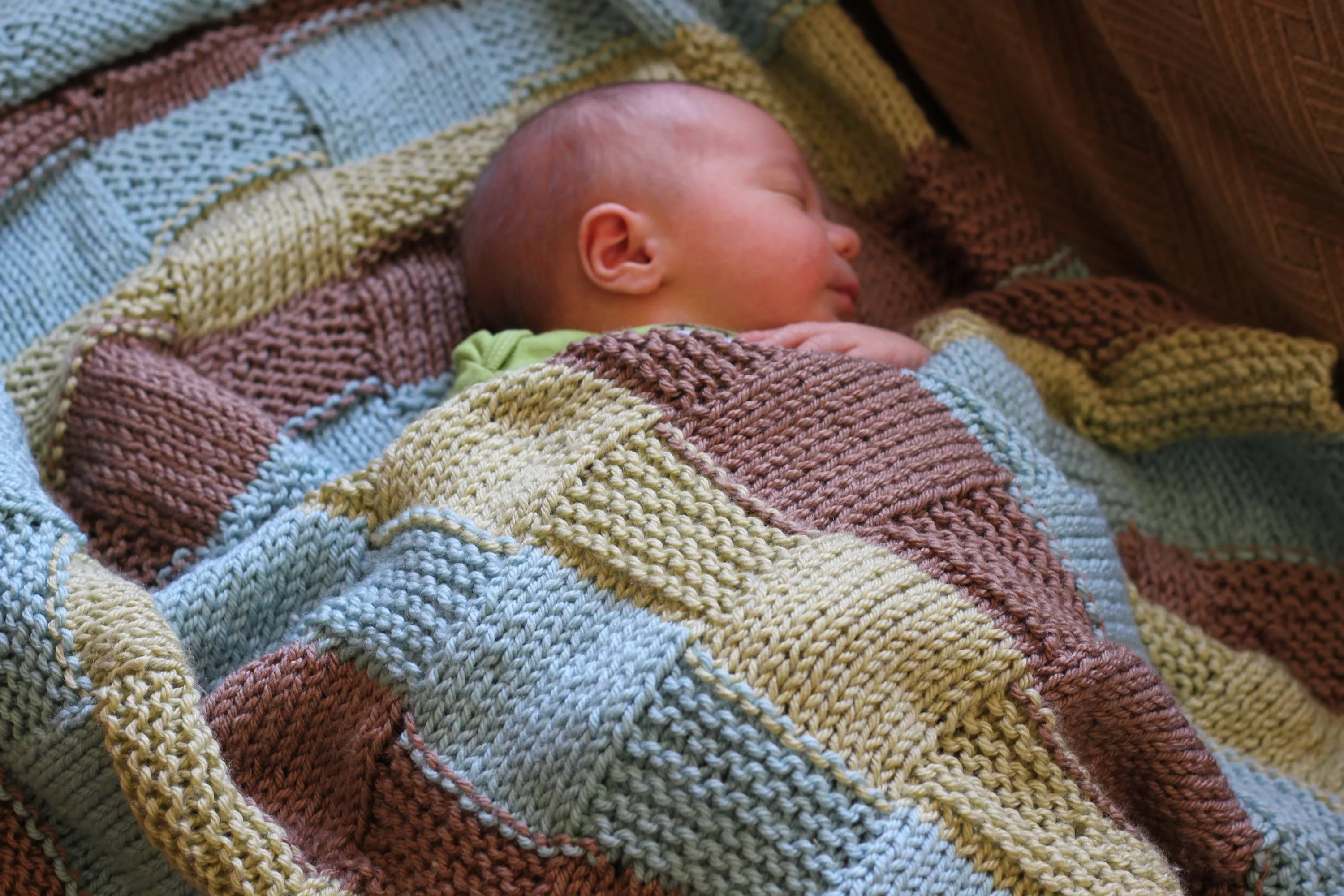 Вязаное одеяло для новорожденного