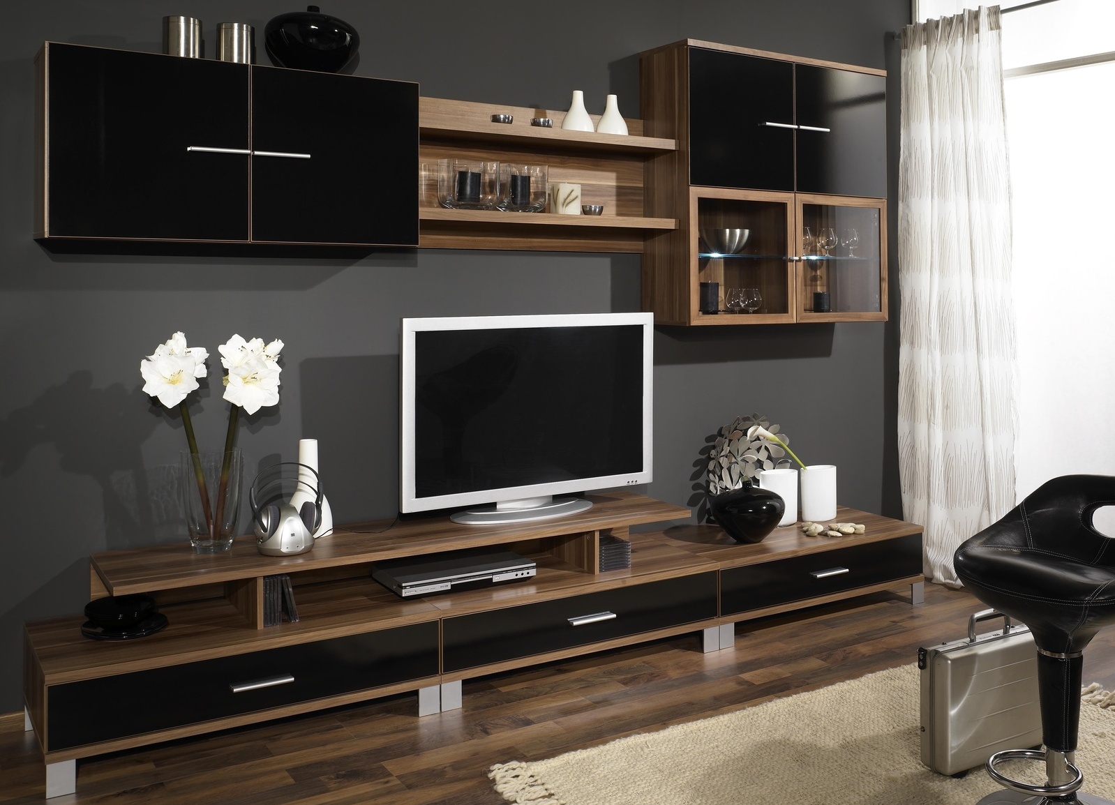 Dinding TV (4 foto): Kabinet TV di ruang tamu dan bilik tidur