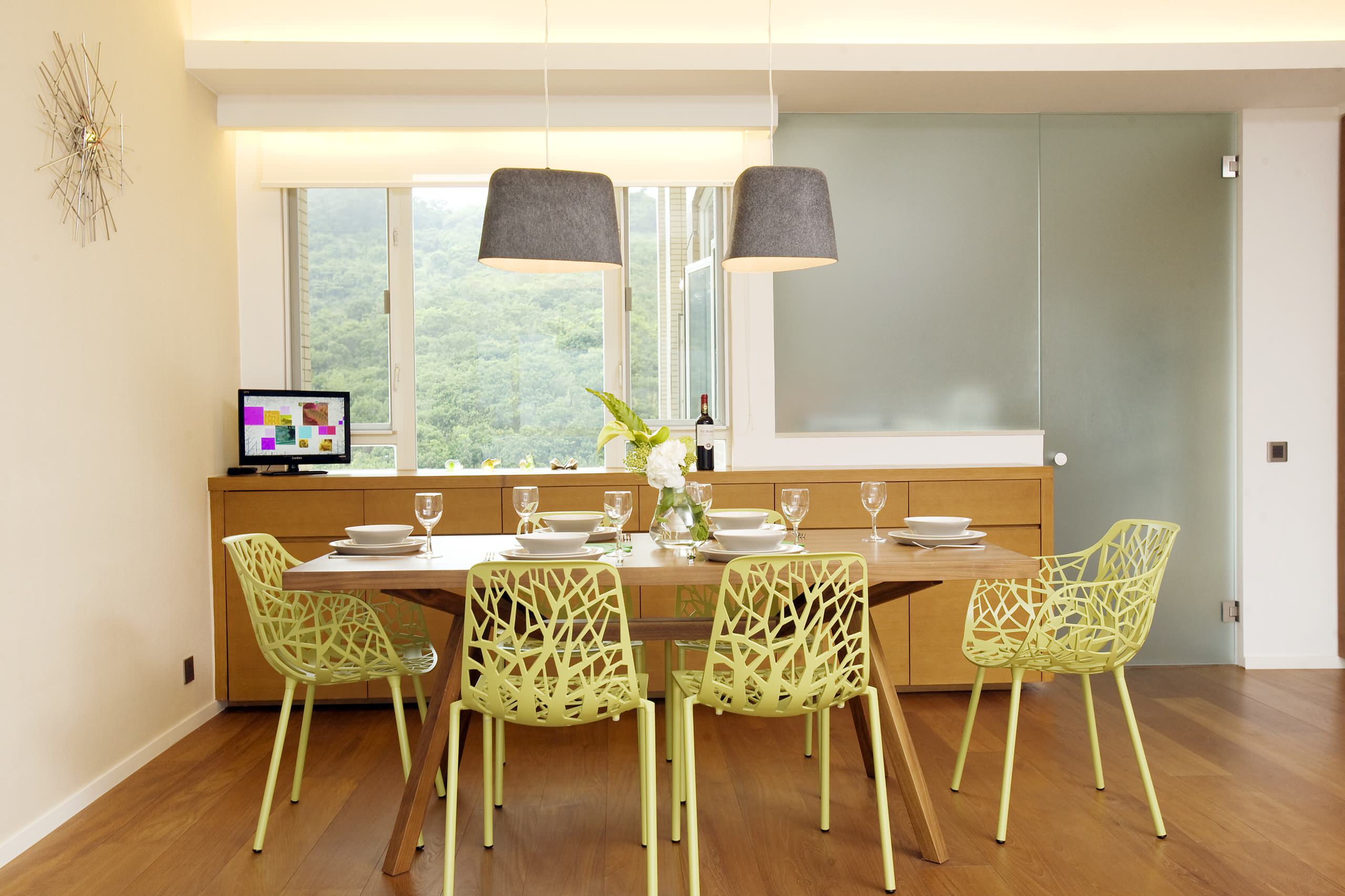 Какого цвета выбрать стол. Стулья для обеденной зоны. Кухонный стол у окна. Кухонный стол в интерьере. Стулья в интерьере кухни.