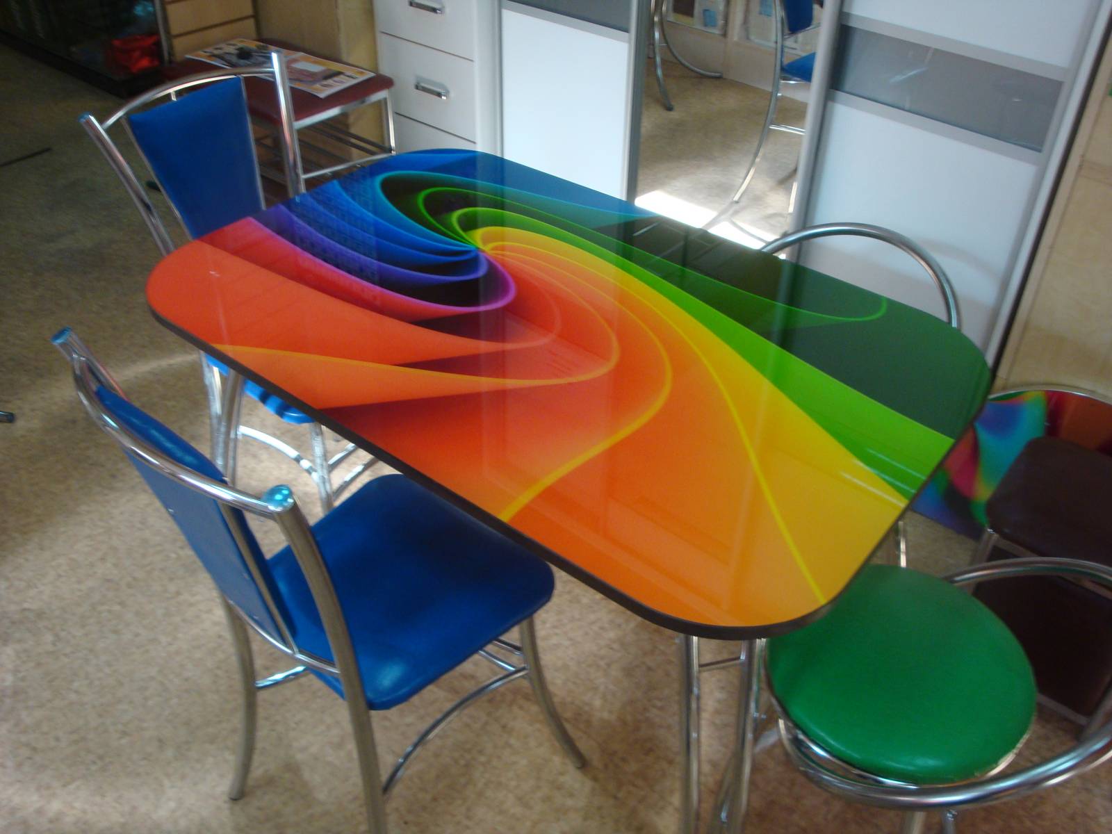 Цветные столы. Стол со стеклом. Стеклянный стол для кухни цветной. Стол стеклянный кухонный цветной. Стол из цветного стекла.