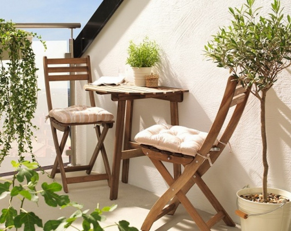 Slump Generator coupon Αναδιπλούμενες καρέκλες από την Ikea: πτυσσόμενες ξύλινες κατασκευές Terie  και λευκά πλαστικά μοντέλα με πλάτη από την Ikea, σχόλια