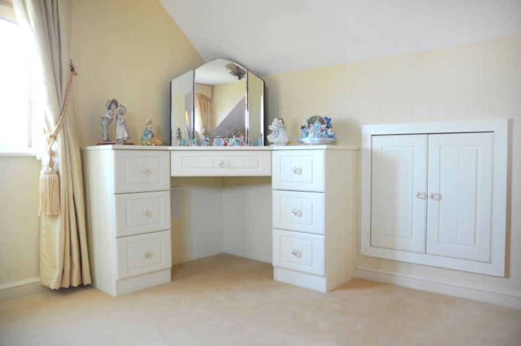 Corner Dressing Table With A Mirror 40, Small Corner Makeup Vanity