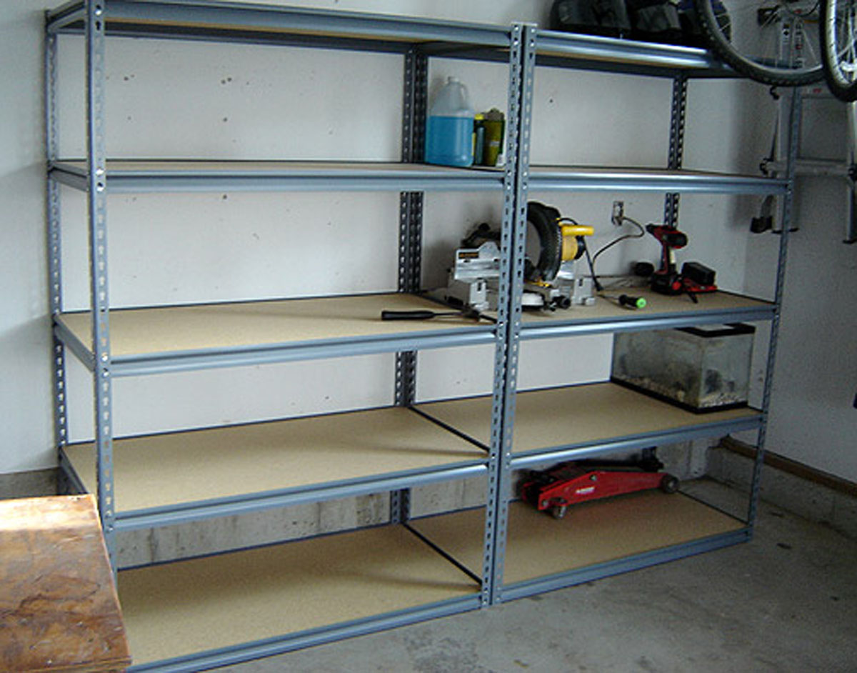 Soeverein zich zorgen maken Af en toe Metalen rekken voor de garage: geprefabriceerde planken doe-het-zelf,  muuropslag