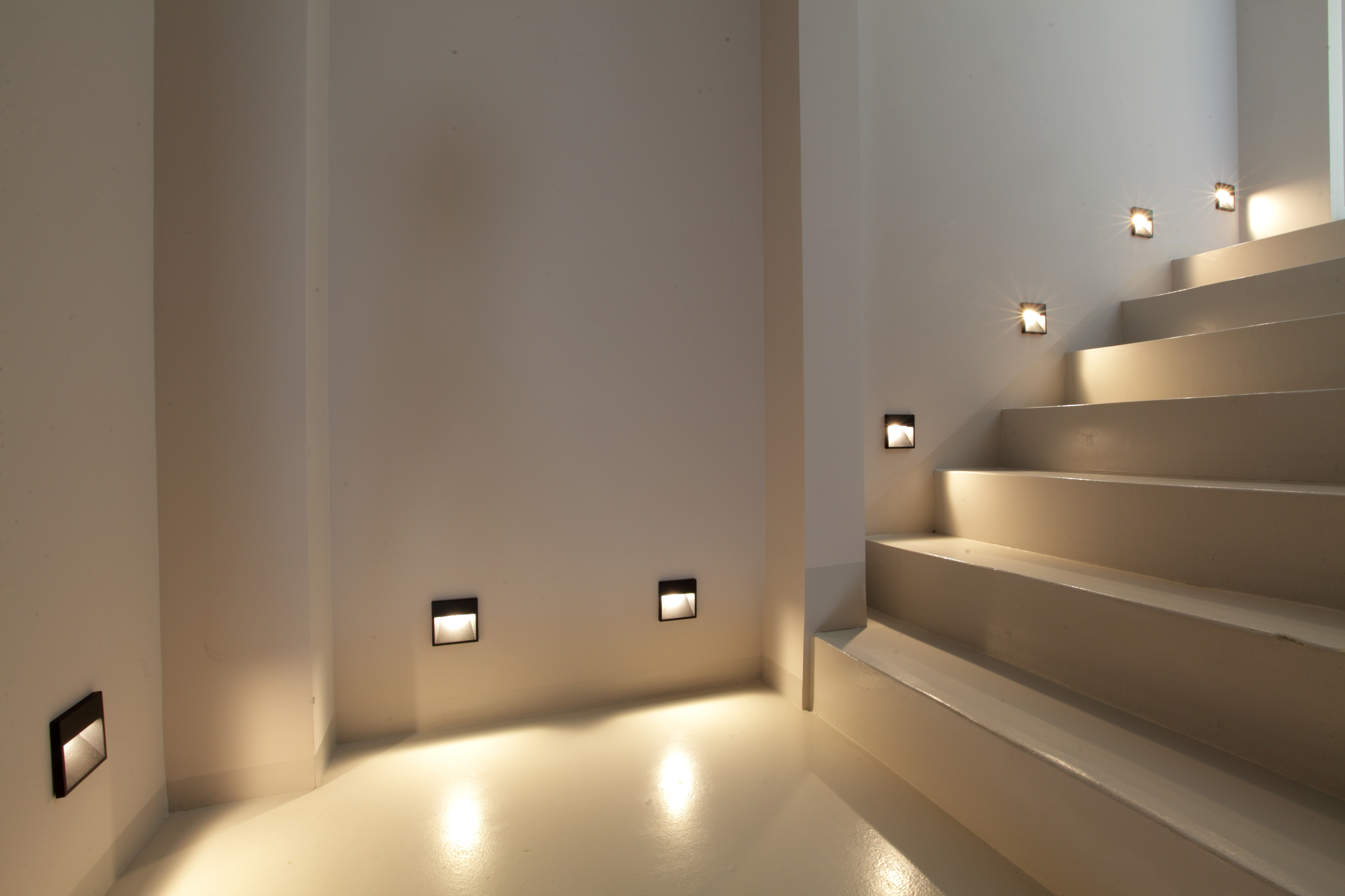 إضاءة الدرج على الدرجات 33 صورة تصاميم مع شريط Led أضواء لخطوات السينما
