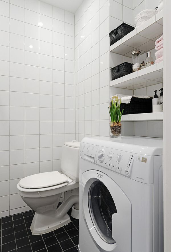 Trong nhà vệ sinh vốn được coi là một không gian nhỏ hẹp, nhưng với một chiếc máy giặt hiện đại, sẽ giúp bạn tiết kiệm được không gian và tự do giặt đồ bất kỳ thời điểm nào mà không phải di chuyển đến nơi giặt riêng biệt.