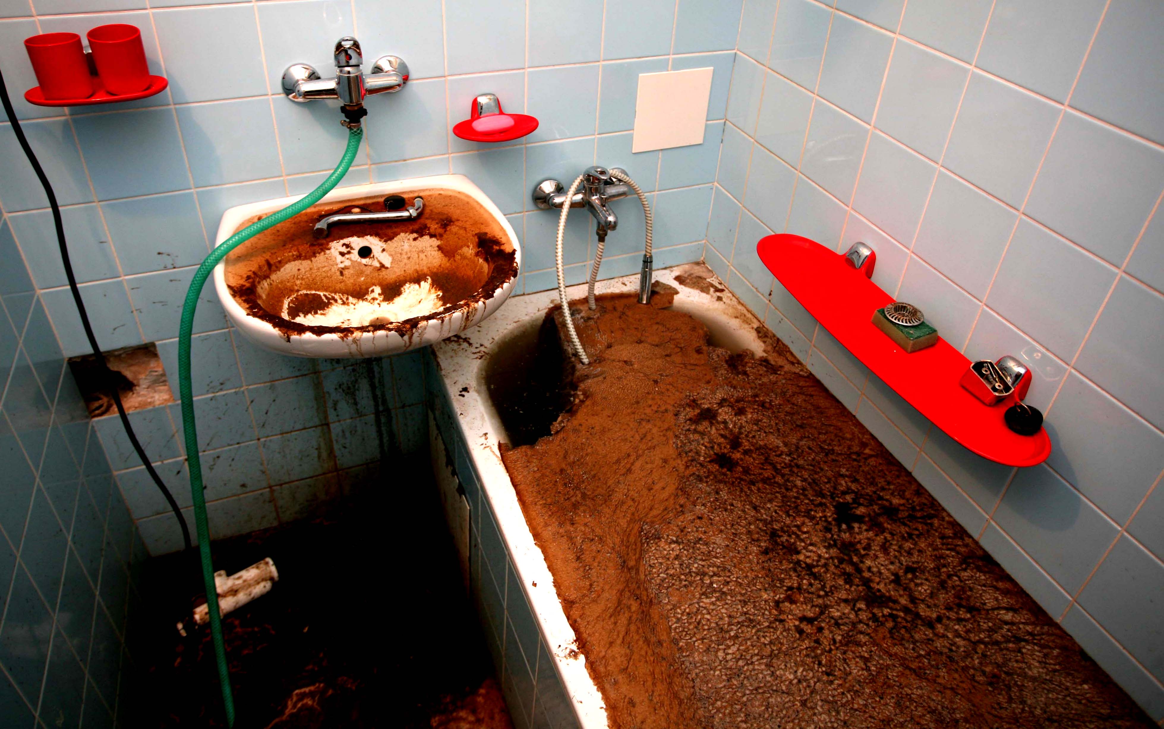 Ванная после операции. Засор в ванной. Засор канализации. Засоры в канализационных трубах. Засорилась канализация в квартире.
