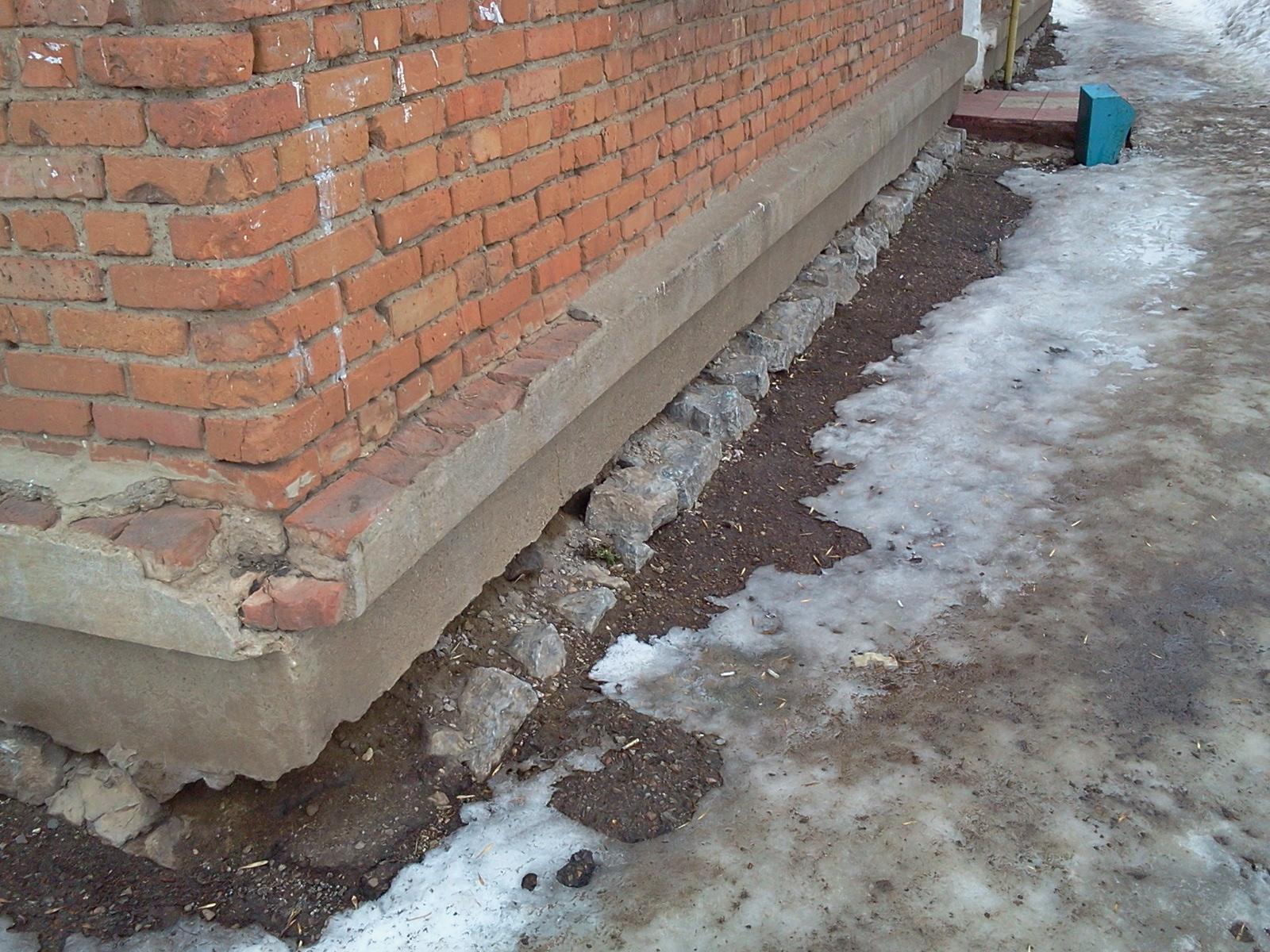 Просе л. Морозное пучение бетона. Пучение отмостки. Просел фундамент. Пучение фундамента.