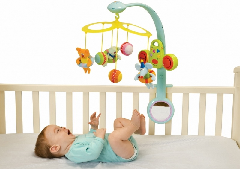 Yeni doğmuş bebekler için yatak için oyuncaklar (29 fotoğraf) Yumuşak