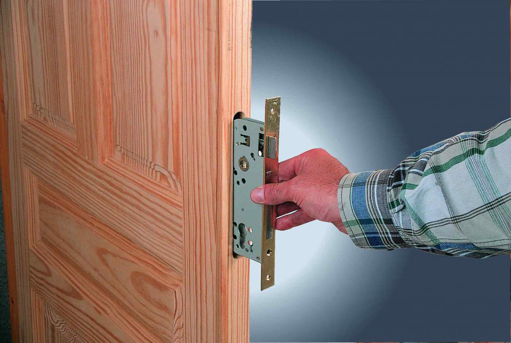 Facilities Wind Luminance Πώς να χτυπήσει την κλειδαριά σε μια ξύλινη πόρτα; Εγκατάσταση κλειδαριάς  πόρτας, επιλογή εργαλείων και κανόνες εγκατάστασης