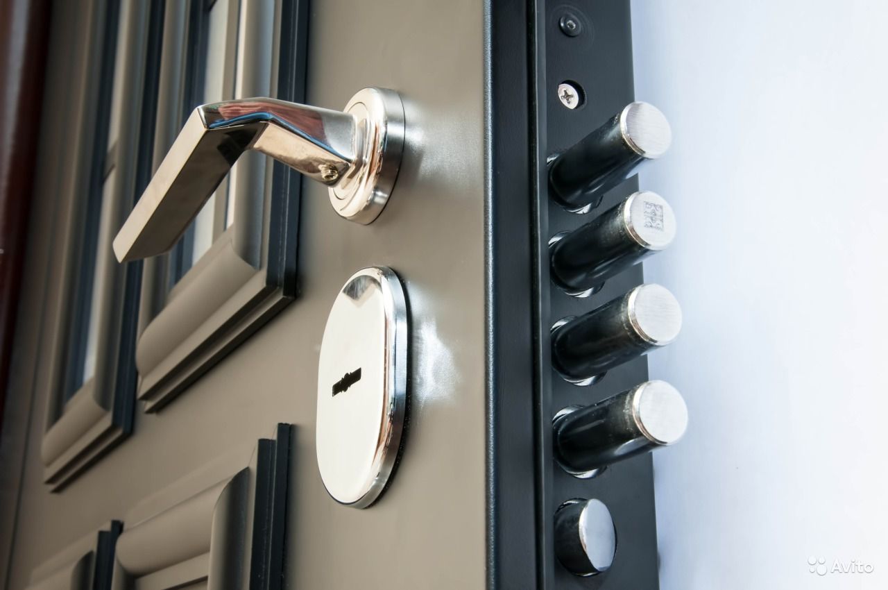현관 문 손잡이 교체하기 : 아파트의 금속 또는 철제 문에 손잡이를 교체하고 설치하는 방법은 무엇입니까?