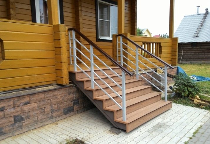 پله چوبی در ورودی خانه