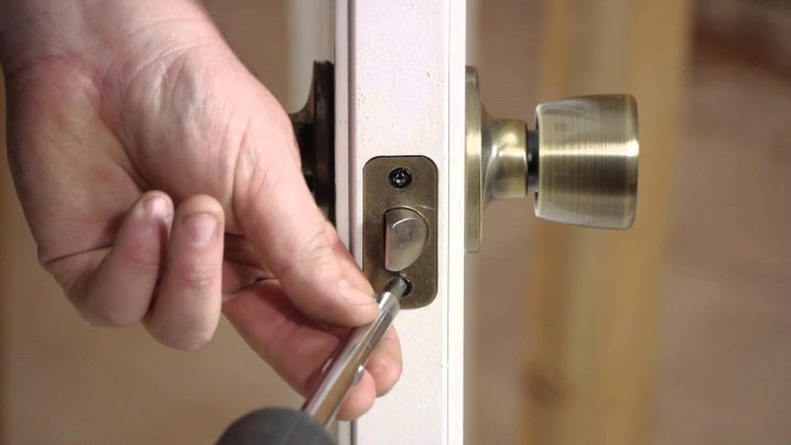 Pogo stick jump in progress Onlooker Πώς να αποσυναρμολογήσετε την εσωτερική κλειδαριά πόρτας; Πώς να αφαιρέσετε  το κλείδωμα της πόρτας;